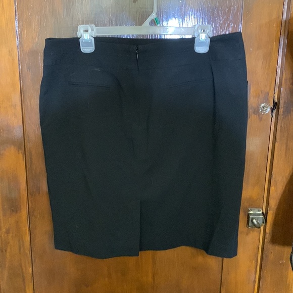LIKE NEW BLACK WORTHING SKIRT SIZE 14P - Picture 4 of 7